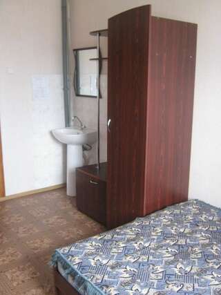 Хостелы Scarlet Sails Коблево Трехместный номер эконом-класса с общей ванной комнатой-1